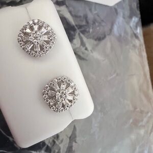 MOISSANITE
925 SILVER
1.0CTW
$250.00 earrings